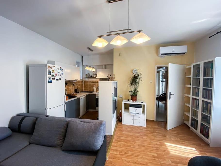 Cozy And Modern 2-bedroom *